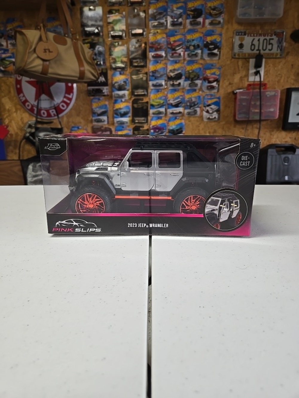 Jada Toys 1:24 Pink Slips Collectible Box — Black & Red Accents.(Chase)